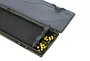 Коробка для поводків Delphin C-RIGBOX Коробка для поводків Delphin C-RIGBOX  Коробка для поводків Delphin C-RIGBOX призначена для зберігання готових коропових монтажів і поводків у зручному та впорядкованому вигляді. Вона дозволяє зберігати оснастки без заломів і деформацій, що особливо важливо для збереження їхньої робочої геометрії.  Модель C-RIGBOX розроблена спеціально для коропової риболовлі: компактний формат зручний для транспортування, а внутрішня конструкція забезпечує надійну фіксацію поводків. Коробка підходить як для коротких, так і для довгих монтажів, що робить її універсальним аксесуаром для короп’ятника.  Delphin C-RIGBOX — практичне рішення для організованого зберігання коропових оснасток.  Переваги:  • зручне зберігання готових поводків • захист монтажів від заломів і пошкоджень • компактна та легка • підходить для коропової риболовлі • підтримує порядок у снастях  Характеристики:  • Бренд: Delphin • Модель: C-RIGBOX • Тип: коробка для поводків • Призначення: зберігання коропових монтажів і оснасток